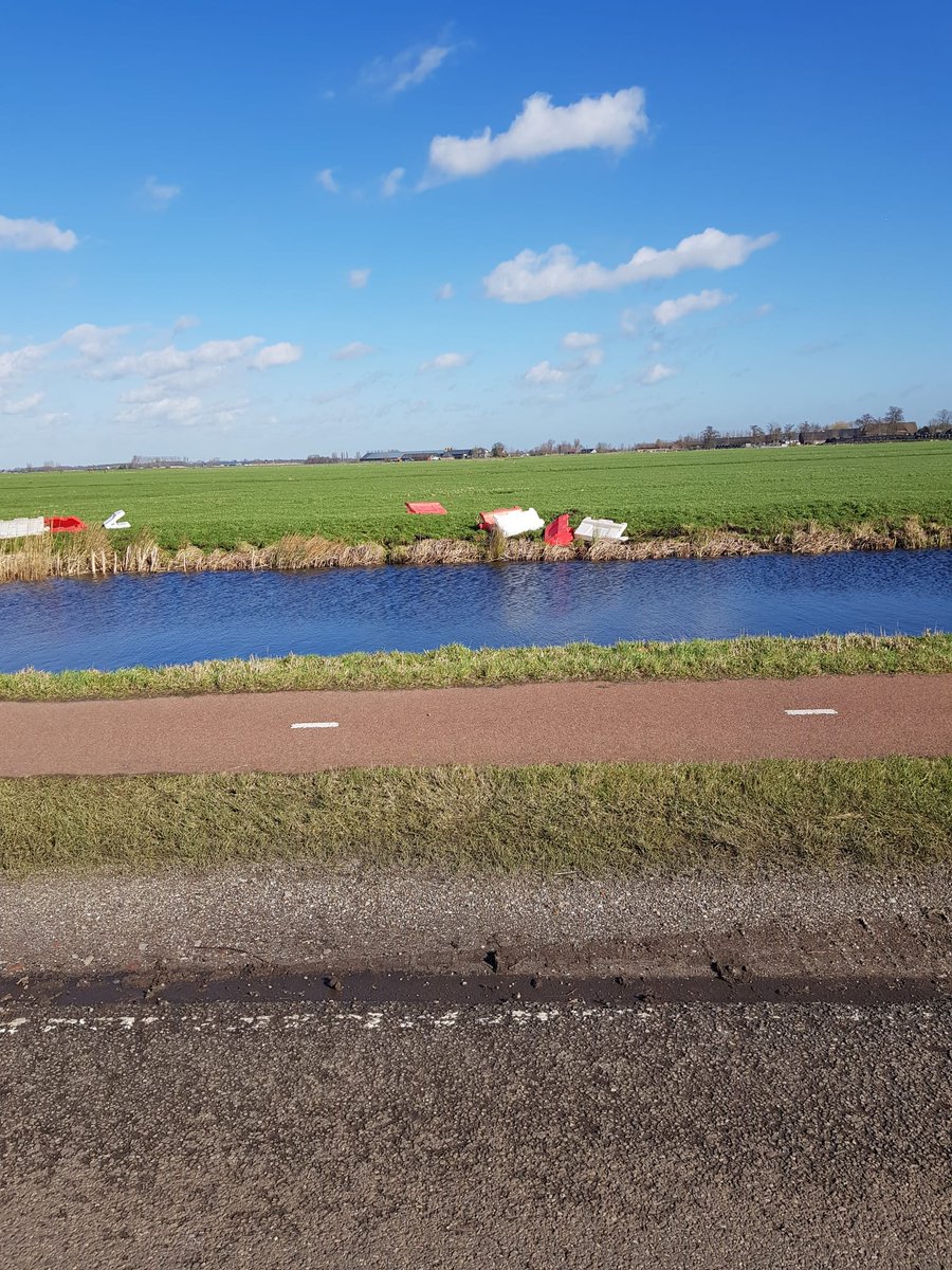 De barrières liggen overal in Zegveld, op een klus van T&amp;M waar wij aan het werk zijn.
