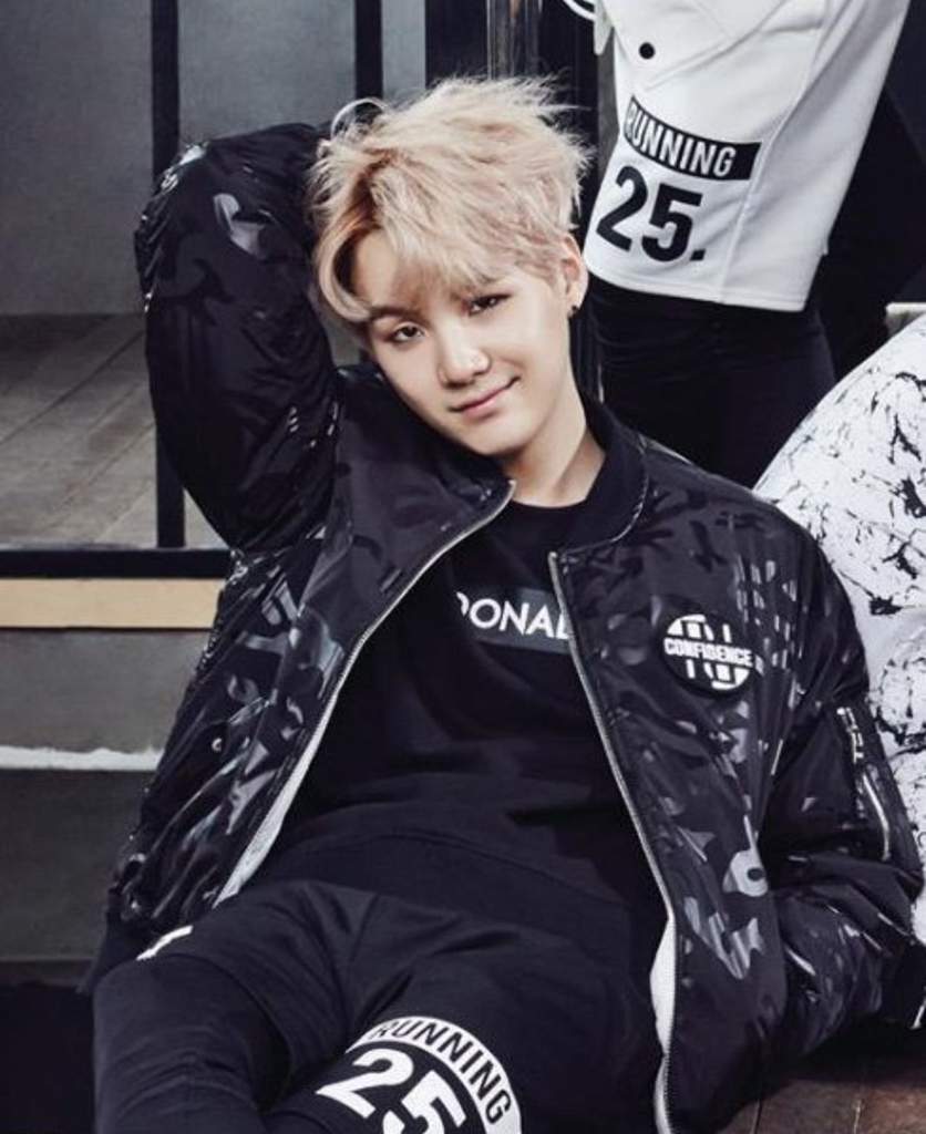 Yoongi bts. Шуга бтс. Мин юнги молодой. Юнги бтс. Юнги бтс самокат.