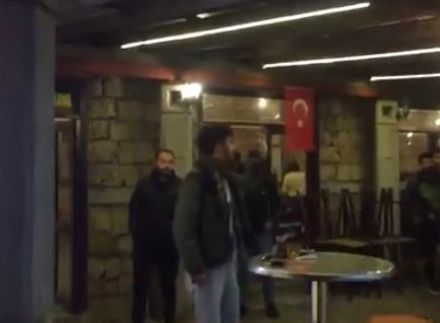 kampusten_haber's tweet photo. Akdeniz Üniversitesinde bölücü terör örgütü propagandası yaparak öğrencilere saldıran gruba üniversite öğrencileri tarafından tepki gösterildi.
Saldırgan grubun sözcüsü İletişim Fakültesi Gazetecilik bölümü öğrencisi Ali Şer isimli şahsın sosyal medya paylaşımları ortaya çıktı. https://t.co/T9gcfEBwXL