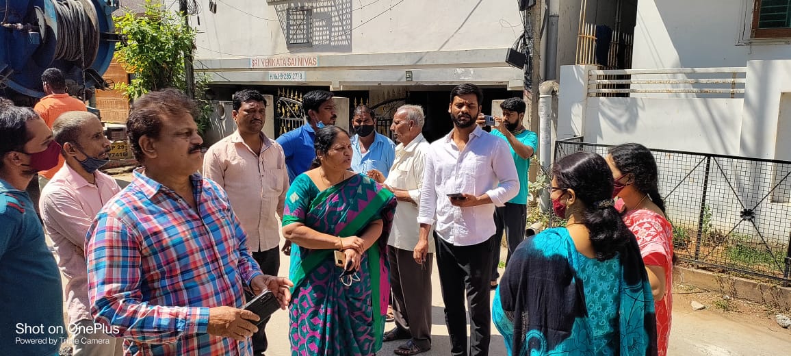 sunithaprakashc's tweet photo. విద్యానగర్ అచ్యుత్ రెడ్డి మార్క్  లో ఉన్న స్థానికులకు త్రాగునీటిలో కలుషితమైన నీళ్లు  వస్తున్నాయని ఫిర్యాదు చేయటంతో  స్థానికులతో కలిసి వారి ఇబ్బంది తెలుసుకొని జలమండలి అధికారులతో మాట్లాడి స్థానికులకు ఇబ్బంది కలగకుండా వెంటనే  వాటర్ టాంక్ ద్వారా మంచి నీళ్లు పంపిస్తు, https://t.co/N8Qd8LDqSA