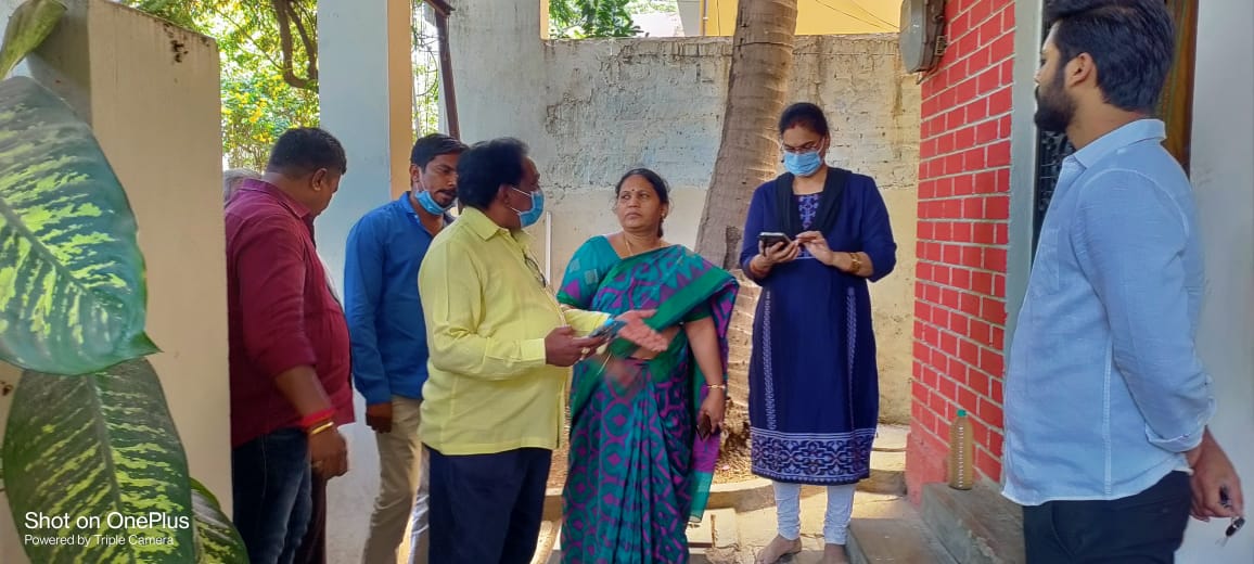 sunithaprakashc's tweet photo. విద్యానగర్ అచ్యుత్ రెడ్డి మార్క్  లో ఉన్న స్థానికులకు త్రాగునీటిలో కలుషితమైన నీళ్లు  వస్తున్నాయని ఫిర్యాదు చేయటంతో  స్థానికులతో కలిసి వారి ఇబ్బంది తెలుసుకొని జలమండలి అధికారులతో మాట్లాడి స్థానికులకు ఇబ్బంది కలగకుండా వెంటనే  వాటర్ టాంక్ ద్వారా మంచి నీళ్లు పంపిస్తు, https://t.co/N8Qd8LDqSA
