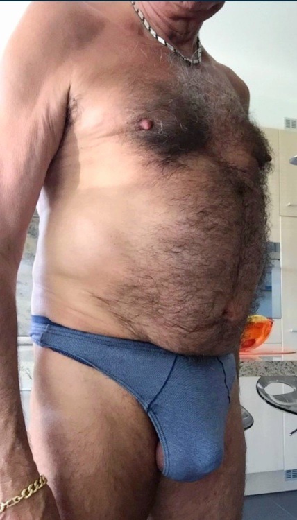 En todas mis conquistas. Nunca me a tocado un maduro peludo. Ya quiero uno asi. Para Jugar con sus vellos.