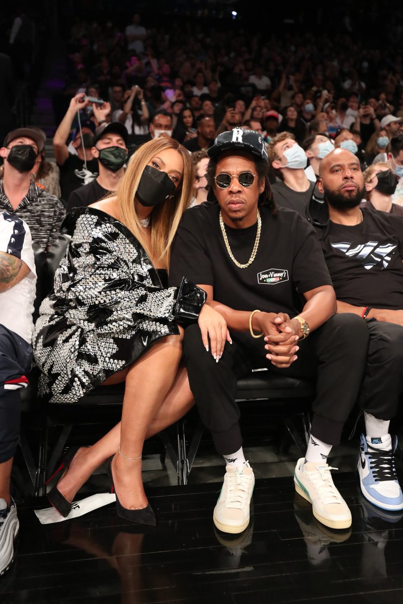 juliansantana07's tweet photo. We won’t go that far now lol she has to get past THE REAL QUEEN #BEYONCÉ & we all know she can’t go toe to toe with Motha. It was cute what she had on but she got some ways to go before she can come for the #QueenOFQueens #QueenMotha 👑🐝🖤 https://t.co/WoVriqu6Rn