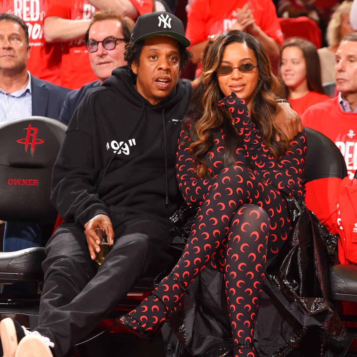 juliansantana07's tweet photo. We won’t go that far now lol she has to get past THE REAL QUEEN #BEYONCÉ & we all know she can’t go toe to toe with Motha. It was cute what she had on but she got some ways to go before she can come for the #QueenOFQueens #QueenMotha 👑🐝🖤 https://t.co/WoVriqu6Rn