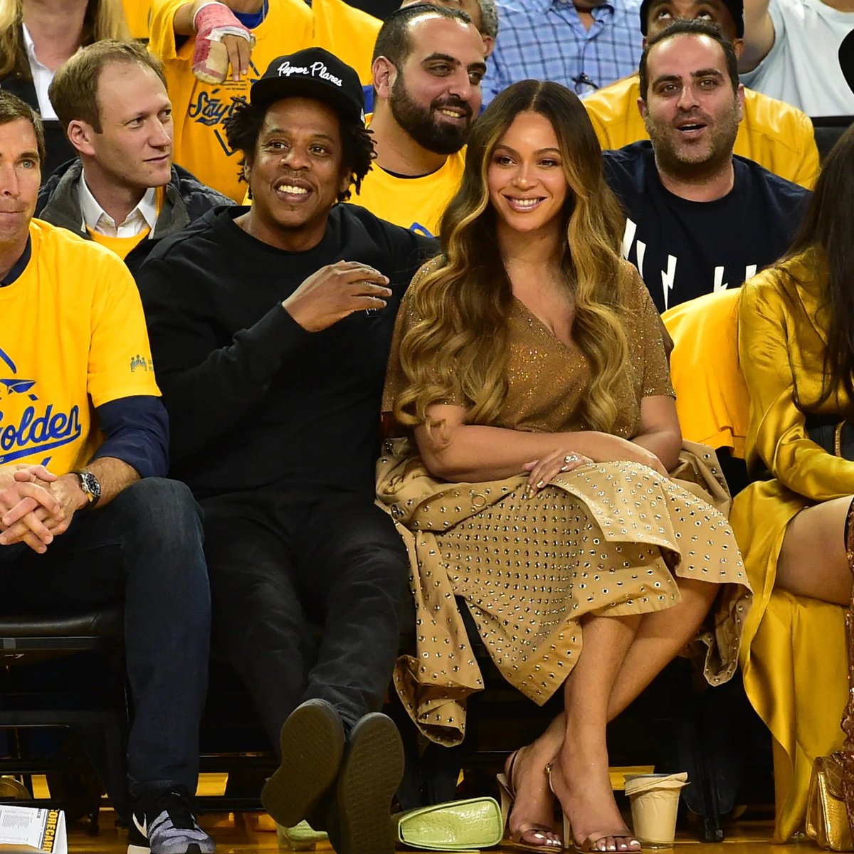 juliansantana07's tweet photo. We won’t go that far now lol she has to get past THE REAL QUEEN #BEYONCÉ & we all know she can’t go toe to toe with Motha. It was cute what she had on but she got some ways to go before she can come for the #QueenOFQueens #QueenMotha 👑🐝🖤 https://t.co/WoVriqu6Rn
