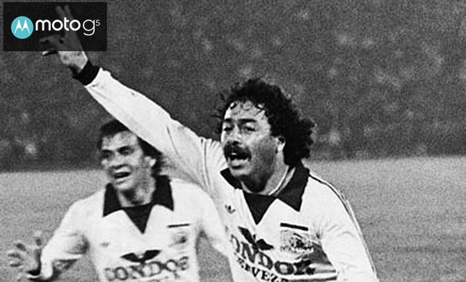 rtorres11's tweet photo. El Espanyol tiene el nombre del ídolo en la puerta 74 de su estadio, un reconocimiento potente y en vida. Es de esperar que @ColoColo no se quede atrás, y haga algo que inmortalice para siempre a Carlos Caszely en nuestra casa. ES IDENTIDAD, ES NECESARIO, ES URGENTE Y ES EN VIDA https://t.co/0w1OkpINEk