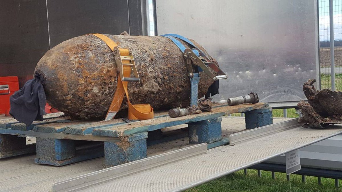 SecCivileFrance's tweet photo. #NosInterventions 📌Une bombe américaine de 250kg datant de la 2nde guerre mondiale a été découverte à Grussenheim (68).
👉6 démineurs du centre de Colmar ont été mobilisés et plus de 850 personnes ont dû être évacuées le temps de l'opération. https://t.co/515s5IcZYC