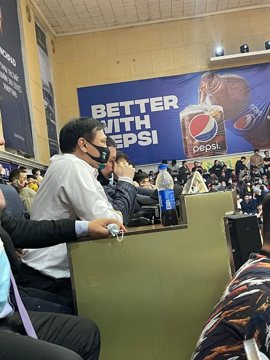 “Эрдэнэс Тавантолгой” ХК-ийн гүйцэтгэх захирал Б.Ганхуяг өнөөдөр шүүгчид уруу ундааны сав шидэж танхайрав. Үүнээс болж Танан Гарьд болон Эрдэнэтийн уурхайчид багийн фанатууд сөргөлдөж, мөн усны саваар өөр хоорондоо байлдлаа. Нэгэн эмэгтэй толгойдоо бэртэл авсан. Харамсалтай…