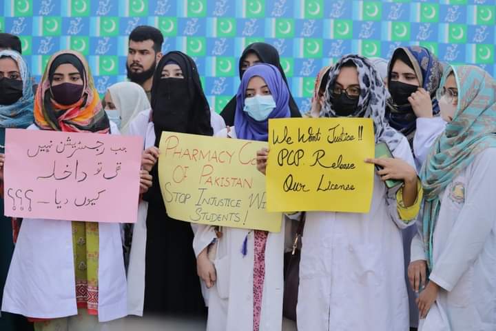 Mahamkh12960416's tweet photo. We PHARM-D  graduates of JINNAH SINDH MEDICAL UNIVERSITY want JUSTICE !!!!

×WE WANT A LICENSE !!!
×WE WILL NOT ACCEPT THIS INJUSTICE!!

We request Chief justice of Pakistan help us!!

#wewantjustice
#wewantregistrationfrompcp
#ChiefJusticeOfPakistanHelpUs https://t.co/42Xe77OhwY