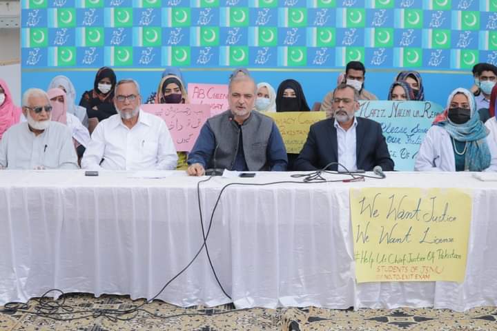 Mahamkh12960416's tweet photo. We PHARM-D  graduates of JINNAH SINDH MEDICAL UNIVERSITY want JUSTICE !!!!

×WE WANT A LICENSE !!!
×WE WILL NOT ACCEPT THIS INJUSTICE!!

We request Chief justice of Pakistan help us!!

#wewantjustice
#wewantregistrationfrompcp
#ChiefJusticeOfPakistanHelpUs https://t.co/42Xe77OhwY