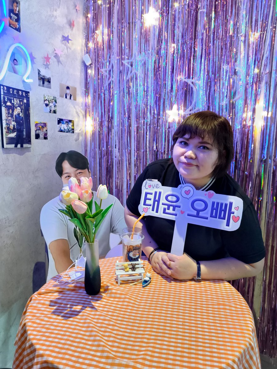 JaO_JSK's tweet photo. ไปคาเฟ่ครบรอบปีที่ 6 ของ Astro มาสองวันเพิ่งจะได้ใช้แท็ก😂
ป.ล. ขอบคุณช่างภาพ @nidnoiiii
ด้วยนะค้าบ😘
#ASTRO6th
#อาสโทร6ขวบ https://t.co/keQwnQEzpQ