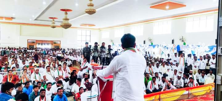 INCKarnataka's tweet photo. ಮಾಜಿ ಸಚಿವರಾದ @JayachandraTB, 
ಕೆಪಿಸಿಸಿ ಹಿದುಳಿದ ವರ್ಗಗಳ ವಿಭಾಗದ ಅಧ್ಯಕ್ಷರಾದ ಎಂ.ಡಿ ಲಕ್ಷ್ಮೀನಾರಾಯಣ, ಮುಖಂಡರಾದ ಆರ್. ರಾಮಕೃಷ್ಣ, ಷಡಕ್ಷರಿ, ಲೋಕೇಶ್ವರ, ಮುರಳೀಧರ್ ಹಾಲಪ್ಪ  ಸೇರಿದಂತೆ ಹಲವರು ಭಾಗವಹಿಸಿದ್ದರು. https://t.co/cKL7tsa3gX