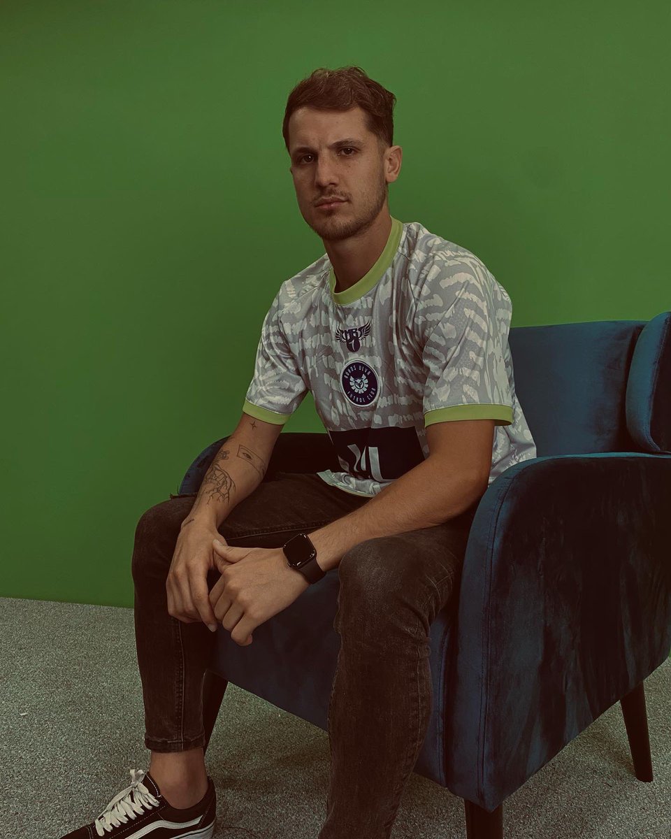 BuhosULVR_ec's tweet photo. ¿Qué tiro este flaco? Mucha pelota y demasiada camiseta 😏🦉 

Charrúa Laico 🤙🏽🪶 #SomosULVR @ulvr_edu https://t.co/8uX76ELi8A