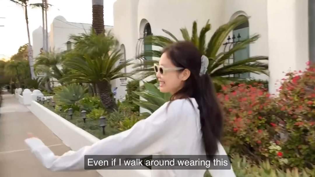 misskoreaJisoo's tweet photo. "Incluso si paseo vestida así, a nadie le importa" 

La tranquilidad y libertad que siente  ojalá todas las chicas pudieran quedarse a vivir en LA. https://t.co/Es3WsDxdZy