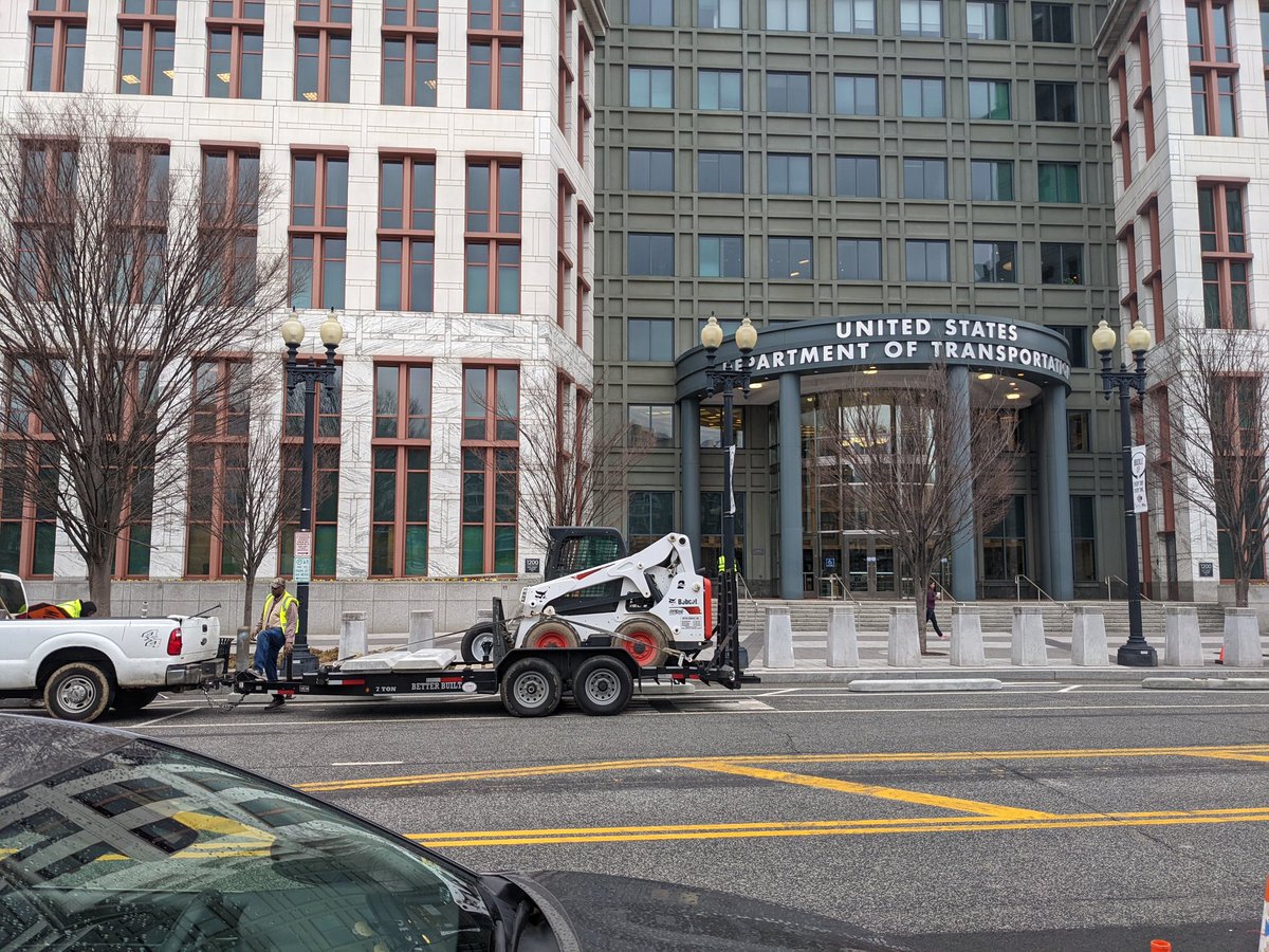 MarkSussman_'s tweet image. Concrete barriers being installed in the new protected #bikeDC lanes in front of USDOT. Thank you @DDOTDC! So beautiful 😭
