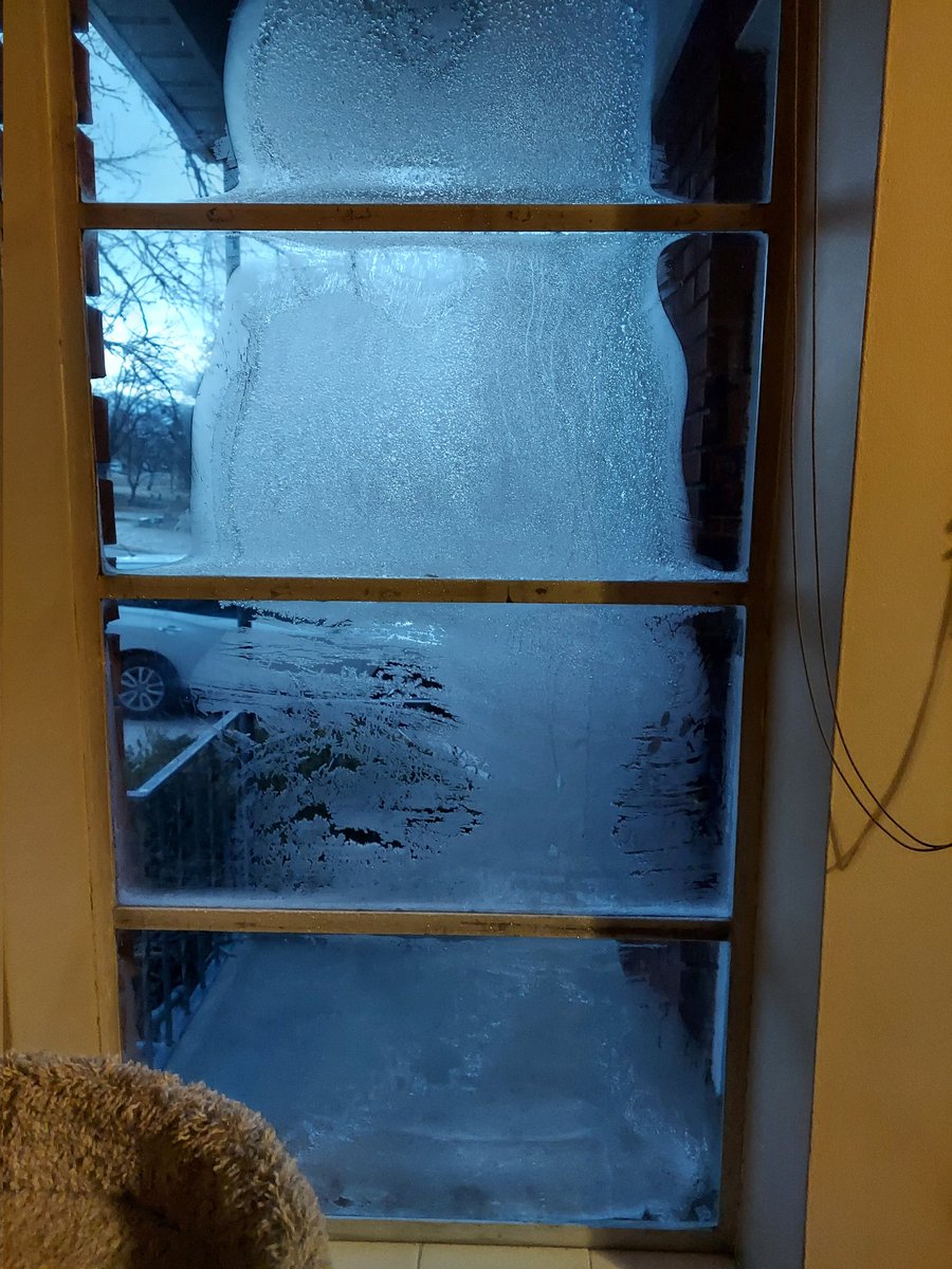 Roobabs13's tweet photo. It's gonna be one of those days. 50+ mph wind gusts, 18° temps, plus single pane windows equals ice on the inside. Oh, and the wind chill makes it feel like 0°. FML. #frickinfreezin #weneednewwindows https://t.co/HFURUAAfwK