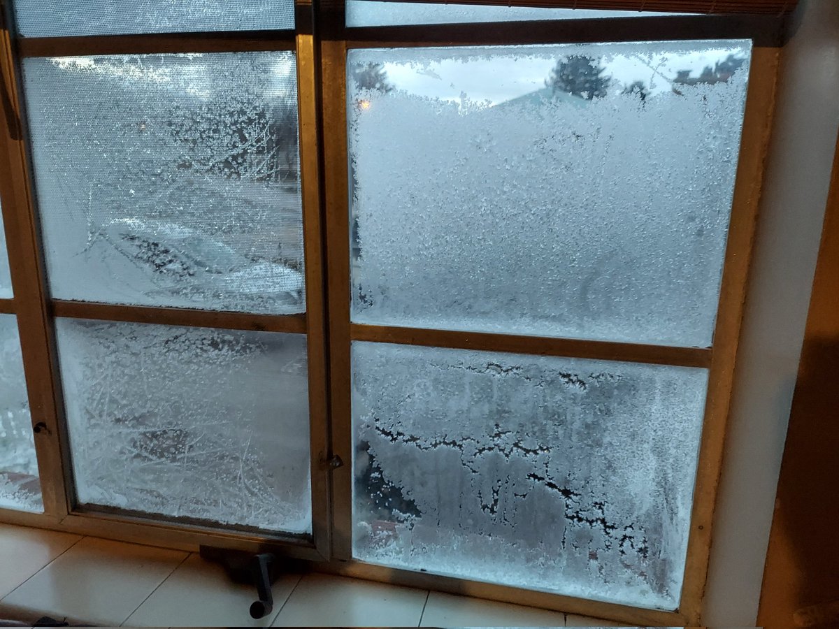 Roobabs13's tweet photo. It's gonna be one of those days. 50+ mph wind gusts, 18° temps, plus single pane windows equals ice on the inside. Oh, and the wind chill makes it feel like 0°. FML. #frickinfreezin #weneednewwindows https://t.co/HFURUAAfwK