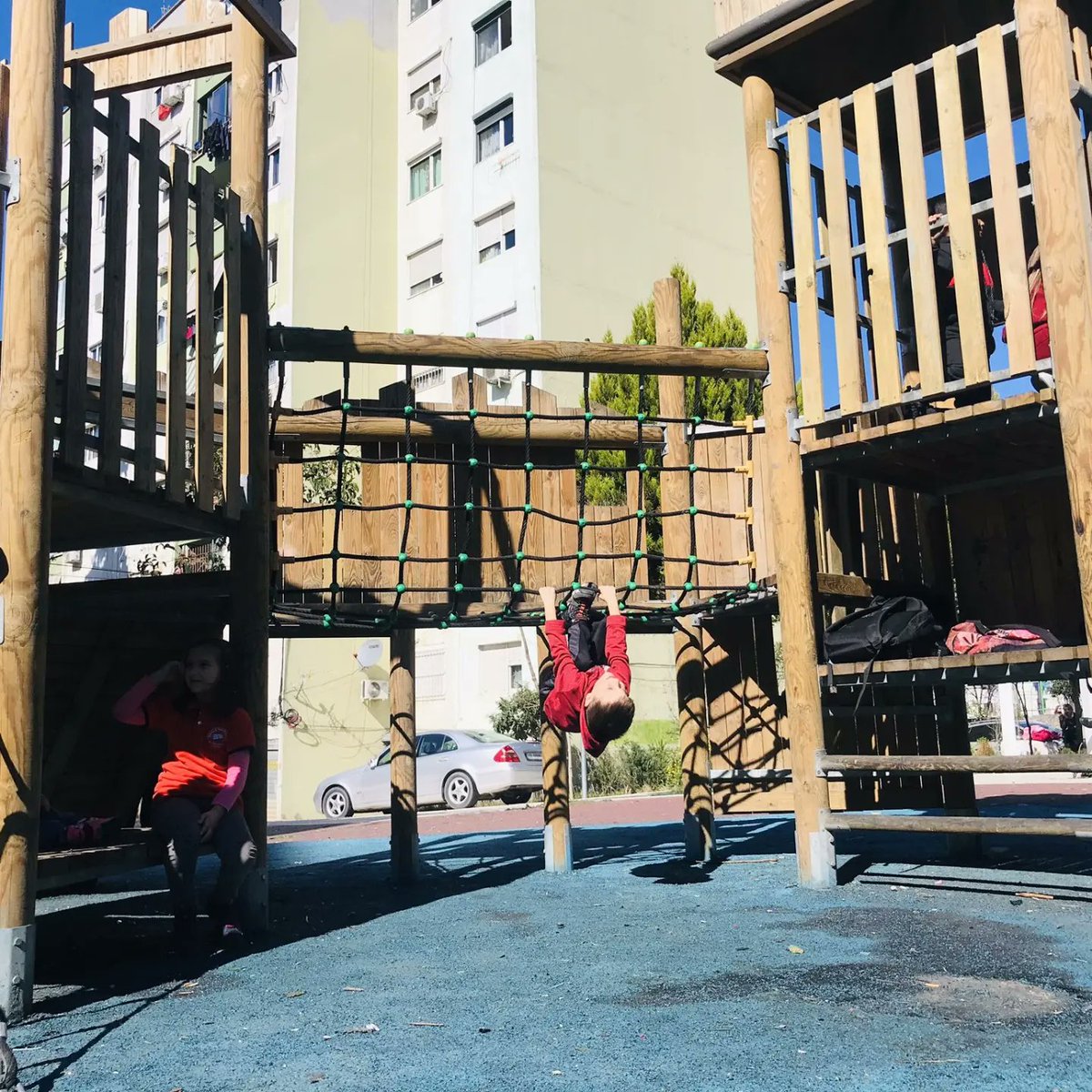 aprtirana's tweet photo. Kur bashkëpunimi me komunitetin sjell më të mirën për fëmijët dhe gjithë familjen! Sapo u lajmëruam nga banorët e zonës për dëmtim të rëndë të një prej moduleve lodër në sheshin rekreativ të Laprakës, ekipi "Luaj@Tirana" mori menjëherë masa, duke e riparuar në vend!👏👷🛠️🎡🤸 https://t.co/NXwsbPCvj6