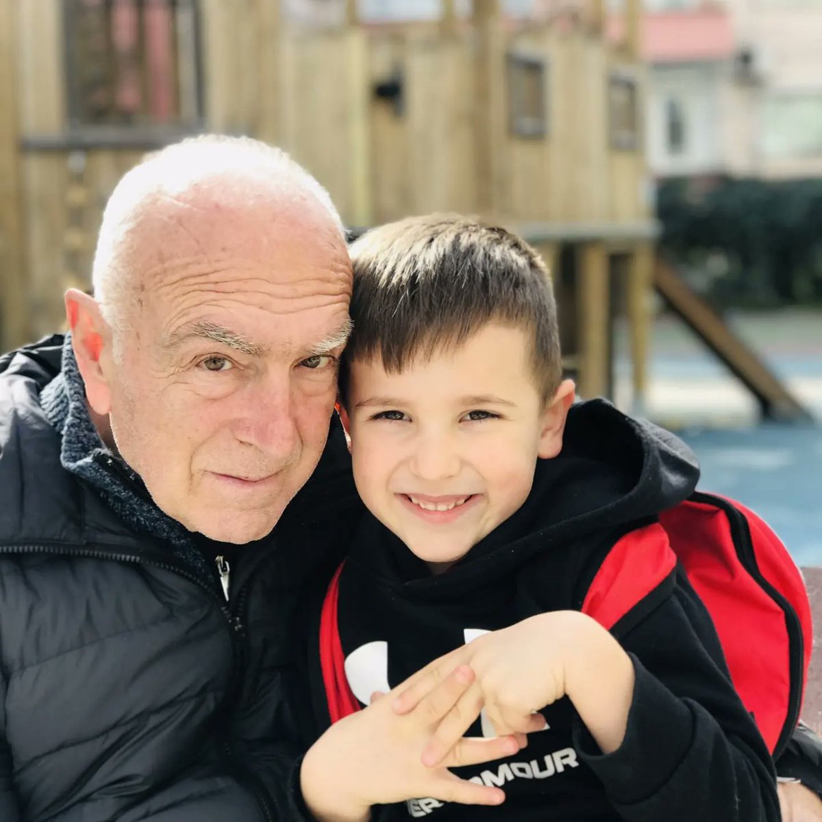 aprtirana's tweet photo. Kur bashkëpunimi me komunitetin sjell më të mirën për fëmijët dhe gjithë familjen! Sapo u lajmëruam nga banorët e zonës për dëmtim të rëndë të një prej moduleve lodër në sheshin rekreativ të Laprakës, ekipi "Luaj@Tirana" mori menjëherë masa, duke e riparuar në vend!👏👷🛠️🎡🤸 https://t.co/NXwsbPCvj6