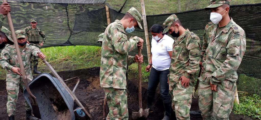 SENAQuindio's tweet photo. @SENAQuindio a través del programa de atención a población víctima y vulnerable brinda formación en áreas ambientales y administrativas a soldados del #BatallónAltaMontaña5, así aportamos a su preparación integral a la vida civil. #SENAIncluyente https://t.co/rdY61U2gTk