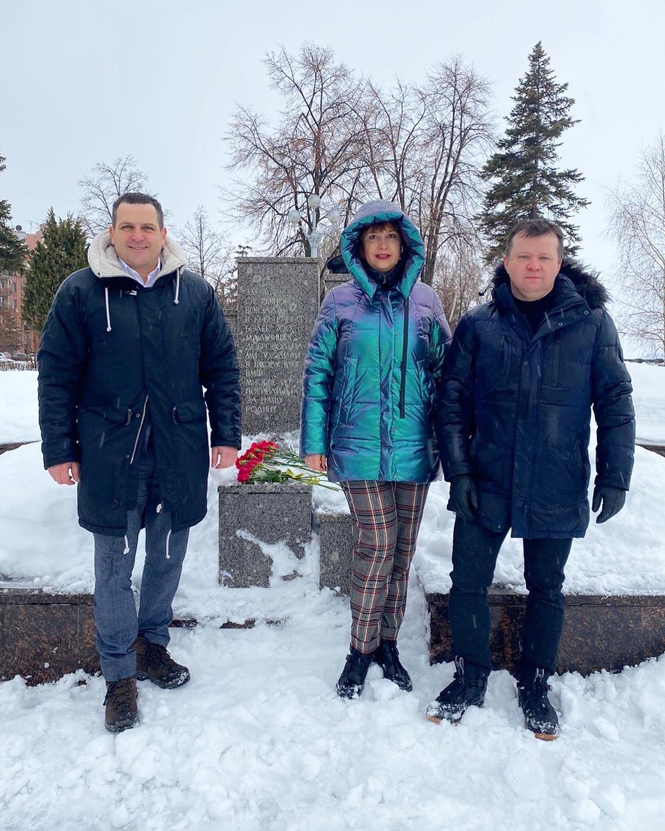 Сегодня по всей стране жители несут алые розы и гвоздики к мемориалам и памятникам бойцов, защищавших нашу Родину.

В торжественных речах звучали пожелания всем жителям нашей огромной страны мирного неба над головой!

#23февраля 
#деньзащитникаотечества 
#63