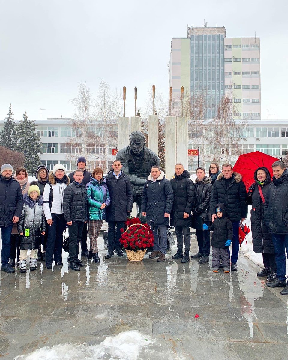 Ilina_SS_samara's tweet photo. Сегодня по всей стране жители несут алые розы и гвоздики к мемориалам и памятникам бойцов, защищавших нашу Родину.

В торжественных речах звучали пожелания всем жителям нашей огромной страны мирного неба над головой!

#23февраля 
#деньзащитникаотечества 
#63 https://t.co/8qWP2bpIh4
