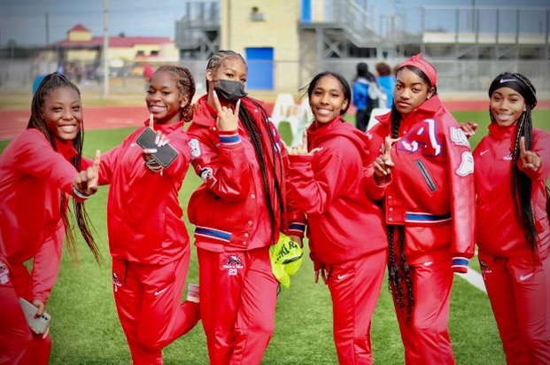 One thing about me, I'm gonna wear my mask! 🤣😂These ladies right here😍!!!! That one (back2back) we have each others back #theAway #teamAHS @AHS_GirlsTrack @HumbleISD_Ath @HumbleISD_AHS