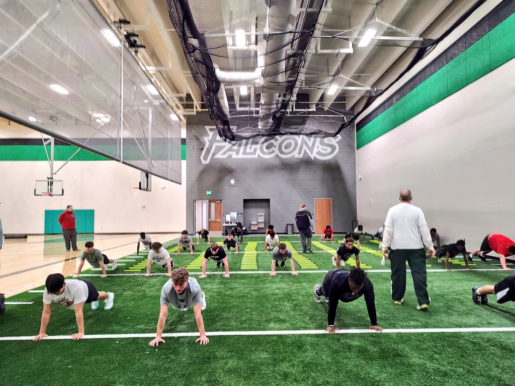 StaleyFootball's tweet photo. Rise and Grind!💪💪💪 It takes a different kind of animal to wake up in 4 degree weather and workout. Numbers keep growing and athletes keep improving! #TLWCLCLLB https://t.co/riPBxVPTtX