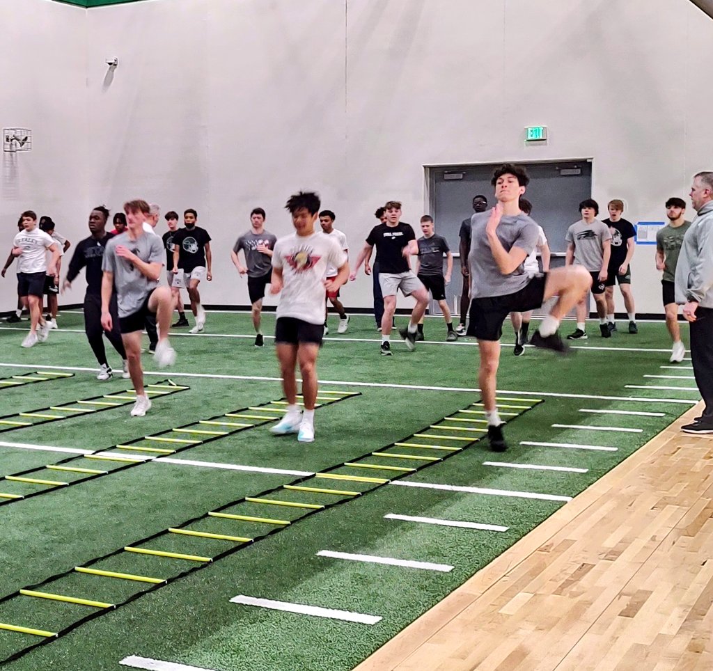 StaleyFootball's tweet photo. Rise and Grind!💪💪💪 It takes a different kind of animal to wake up in 4 degree weather and workout. Numbers keep growing and athletes keep improving! #TLWCLCLLB https://t.co/riPBxVPTtX
