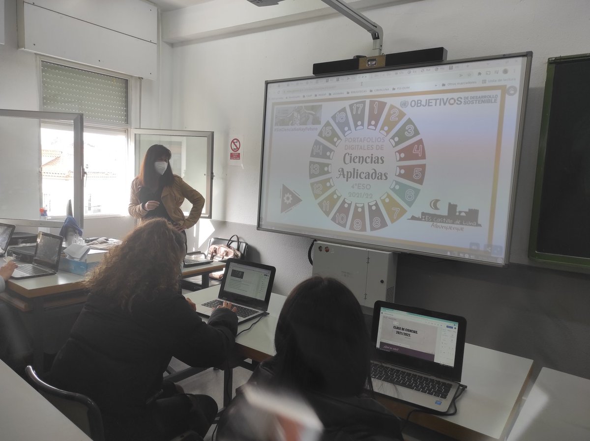CastilloJuegos's tweet photo. Compañeros del CEIP Francisco Montero de Espinosa de #Almendralejo han estado con nosotros gracias al #ProgramaMuévete de @InnovacionForm Portafolios digitales en Ciencias, #QuExt en #matemáticas #français,  #Kahoot en #FP dual Agroecológica, #robótica...una muestra del proyecto https://t.co/DL0ZOtDvXR