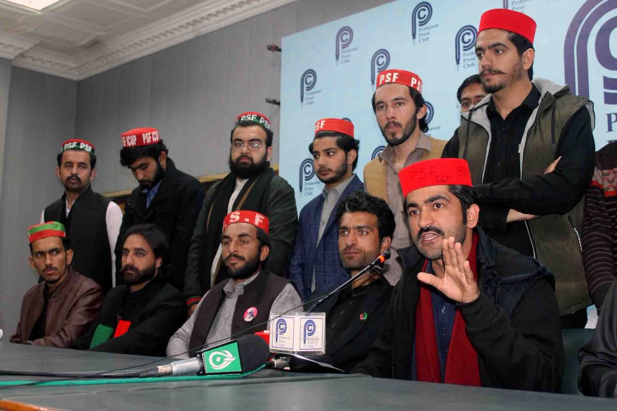 PSFMarkaz's tweet photo. سٹوڈنٹس ایکشن کمیٹی اسلامیہ کالج پشاور کی پشاور پریس کلب میں پریس کانفرنس۔ پی ایس ایف کے صوبائی جنرل سیکرٹری نعمان شیر نے میڈیا کو مطالبات پیش کئے۔ اس سے پہلے پریس کلب کے سامنے احتجاجی مظاہرہ بھی کیا گیا۔ https://t.co/7I4oG6xis2