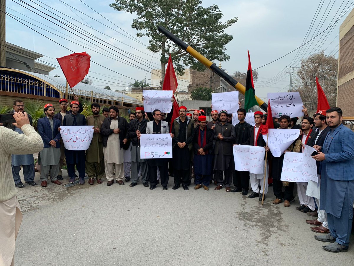 PSFMarkaz's tweet photo. سٹوڈنٹس ایکشن کمیٹی اسلامیہ کالج پشاور کی پشاور پریس کلب میں پریس کانفرنس۔ پی ایس ایف کے صوبائی جنرل سیکرٹری نعمان شیر نے میڈیا کو مطالبات پیش کئے۔ اس سے پہلے پریس کلب کے سامنے احتجاجی مظاہرہ بھی کیا گیا۔ https://t.co/7I4oG6xis2
