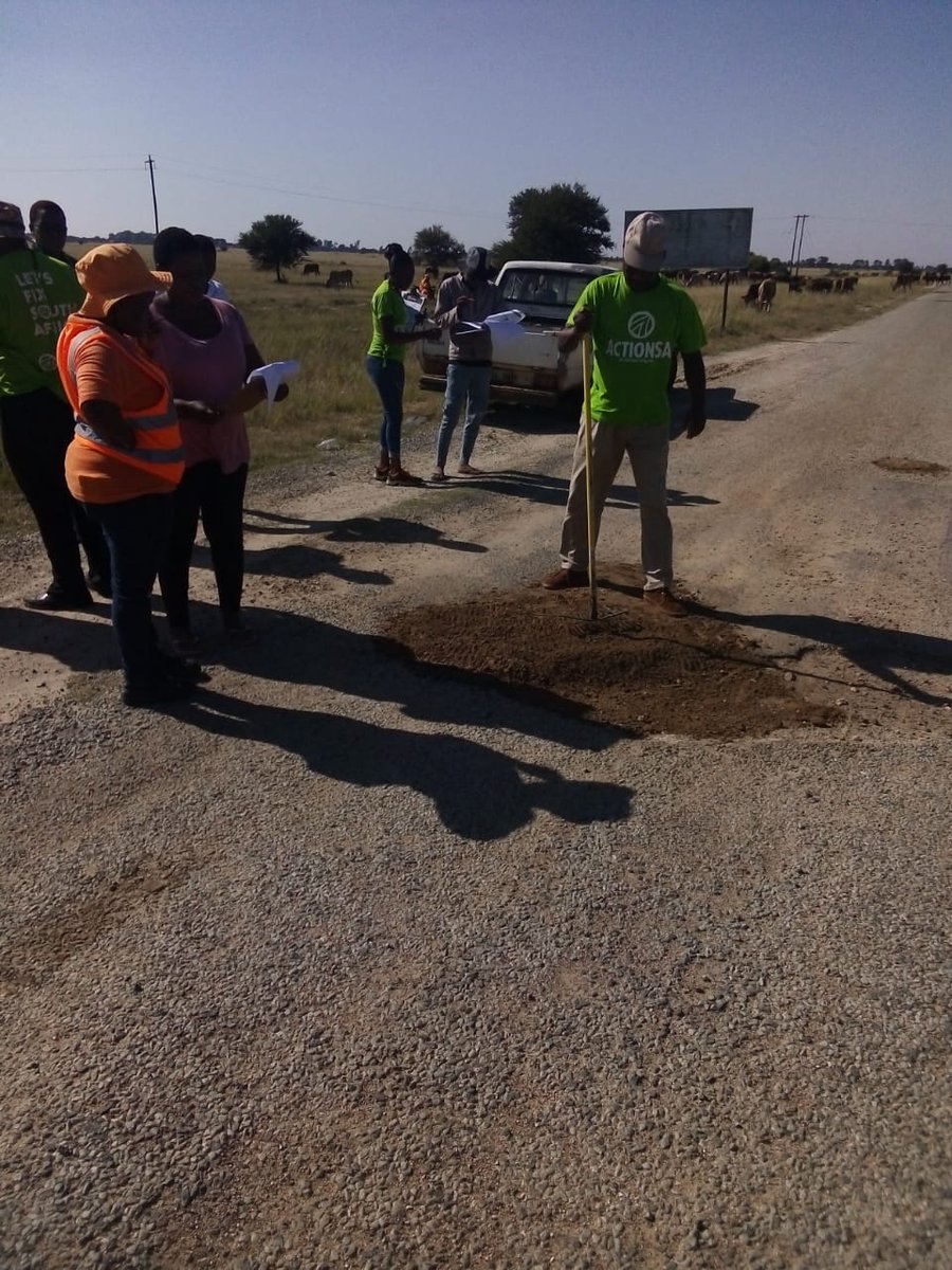 Lebudah4's tweet image. Today Mahikeng CCM Mr Modisenyane and Leader Motau went all out to Ward 25 Naauwpoort  to fix potholes. No doubt that we're ready to FIX NW💚💚💚💚💚💚@HermanMashaba @KwenaMangope @dee_mongae @ellsetsolo @MjekanaJK @Busi_MissB @NespyThemba @__Tshireletso_ @ThaboSchoeman