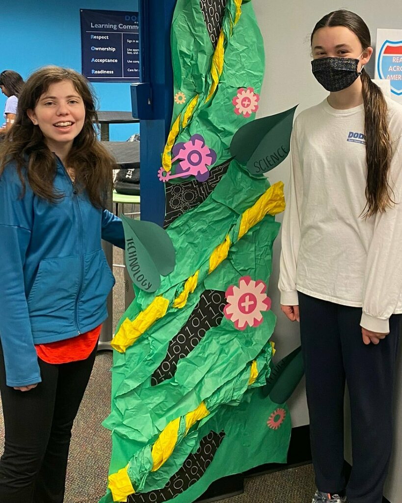 CommonsDodgen's tweet photo. Our Library Advisory determined this Spring Book Fair theme: It all STEMs from Reading! Check out the tech-infused greenery! I loved watching their vision come to life! #studentvoice #libraryadvisory @ccalms @glma @Dodgen_MS_Cobb #galibchat https://t.co/xltCjazthl https://t.co/IBWGabhAie