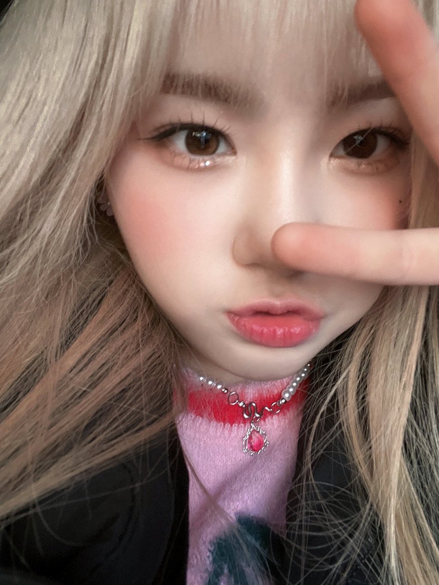 KEP1ERPeru's tweet photo. 『FANCAFE』☕ Actualización de Chaehyun en el Fancafe de Kep1er.

« [¡Kep1ian..!]

Ayer en V LIVE dije que subiría la foto de Dayeon y el globo.. pero fue un momento tan breve que no pude sacarle una buena foto.. aquí.. mi foto en su lugar.. »

(+) https://t.co/jQfjBryGSC