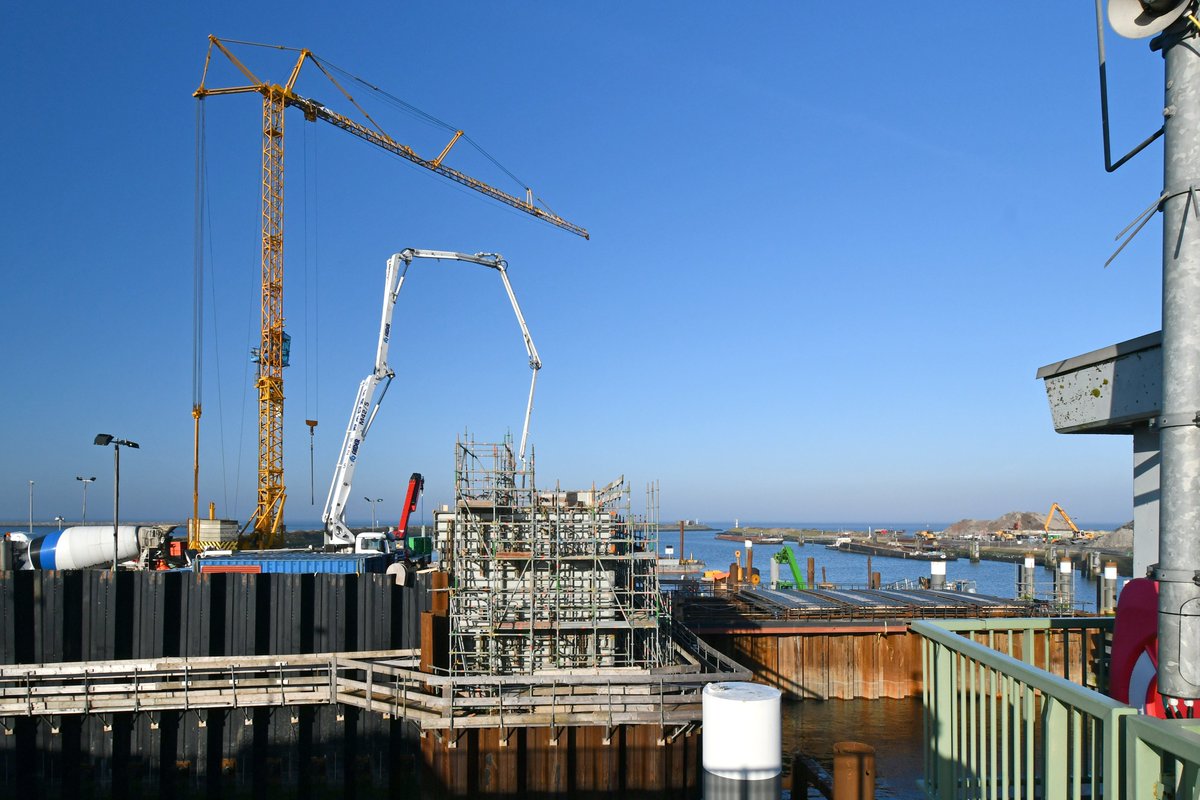 deafsluitdijk's tweet photo. Bij de grote sluiswand van keersluis Kornwerderzand hebben we #betonkoeling toegepast ter voorkoming van scheurvorming. Door koeling wordt de temperatuur in het beton minder hoog, waardoor minder krimp en minder scheuren. Een expertise waar ze bij #Levvel heel erg goed in zijn! https://t.co/BS88U3cbBC