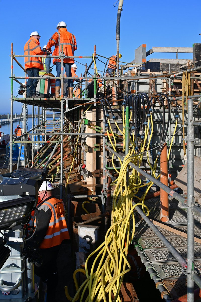 deafsluitdijk's tweet photo. Bij de grote sluiswand van keersluis Kornwerderzand hebben we #betonkoeling toegepast ter voorkoming van scheurvorming. Door koeling wordt de temperatuur in het beton minder hoog, waardoor minder krimp en minder scheuren. Een expertise waar ze bij #Levvel heel erg goed in zijn! https://t.co/BS88U3cbBC