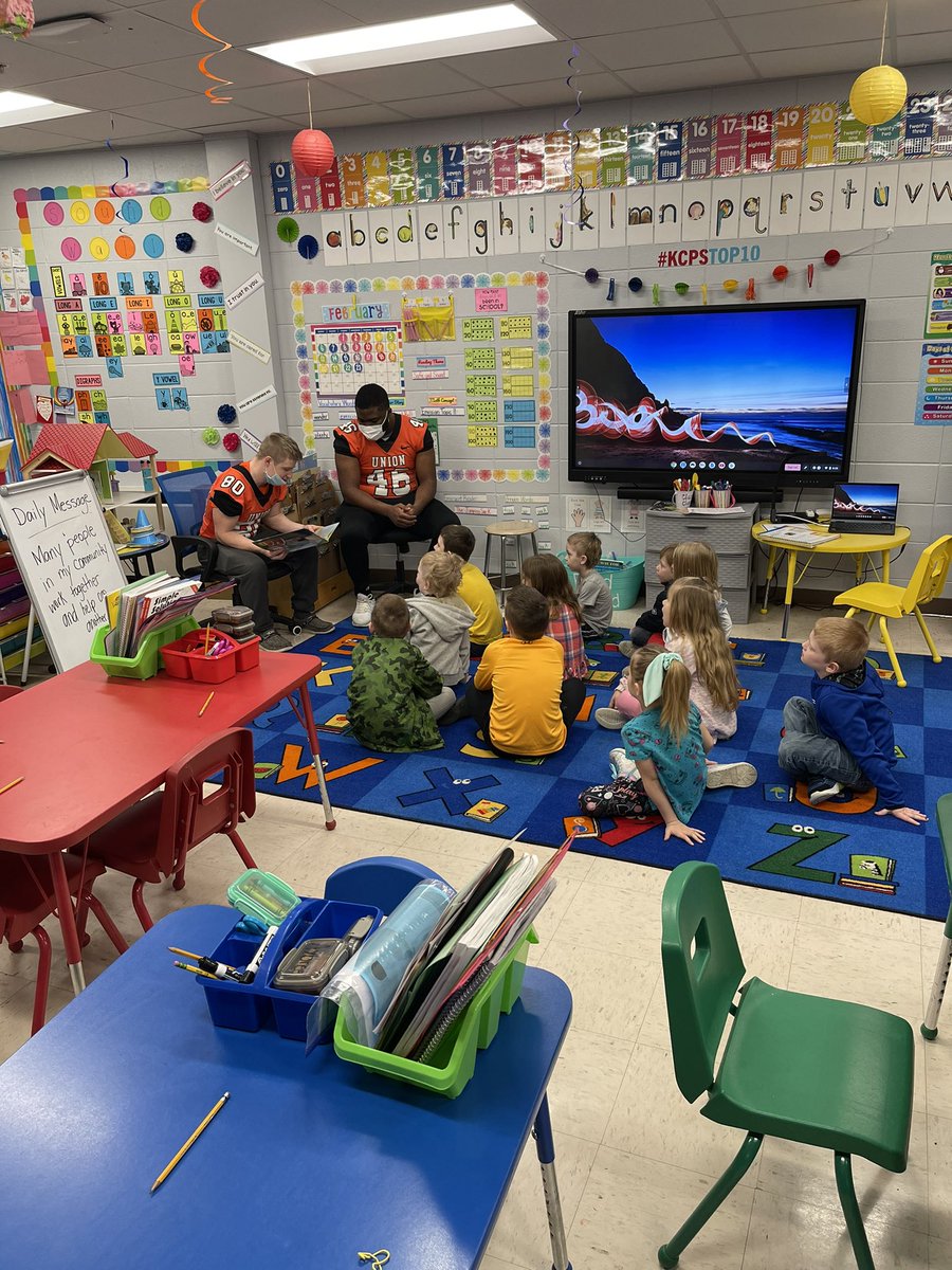 UnionBulldogFB's tweet photo. Thank you GR Hampton Elementary school for having our guys come read for your College and Career Ready Week! Loved hearing our guys talk about there majors and goals in life! #GoDawgss #22Dawgs https://t.co/OE94BNqBLD