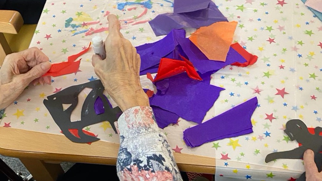 CoventryMojo's tweet photo. We're brightening up our #Coventry #CareHomes with
fabulous @creativemojo window displays. Well done to #GroveHouse #Keresley on your amazing #WindowWanderland artwork @Coventry2021
#LoveCoventry #cityofculture #dementiafriendly #artforall @alzheimerssoc @Artsincarehomes https://t.co/jp6bST0Cm4