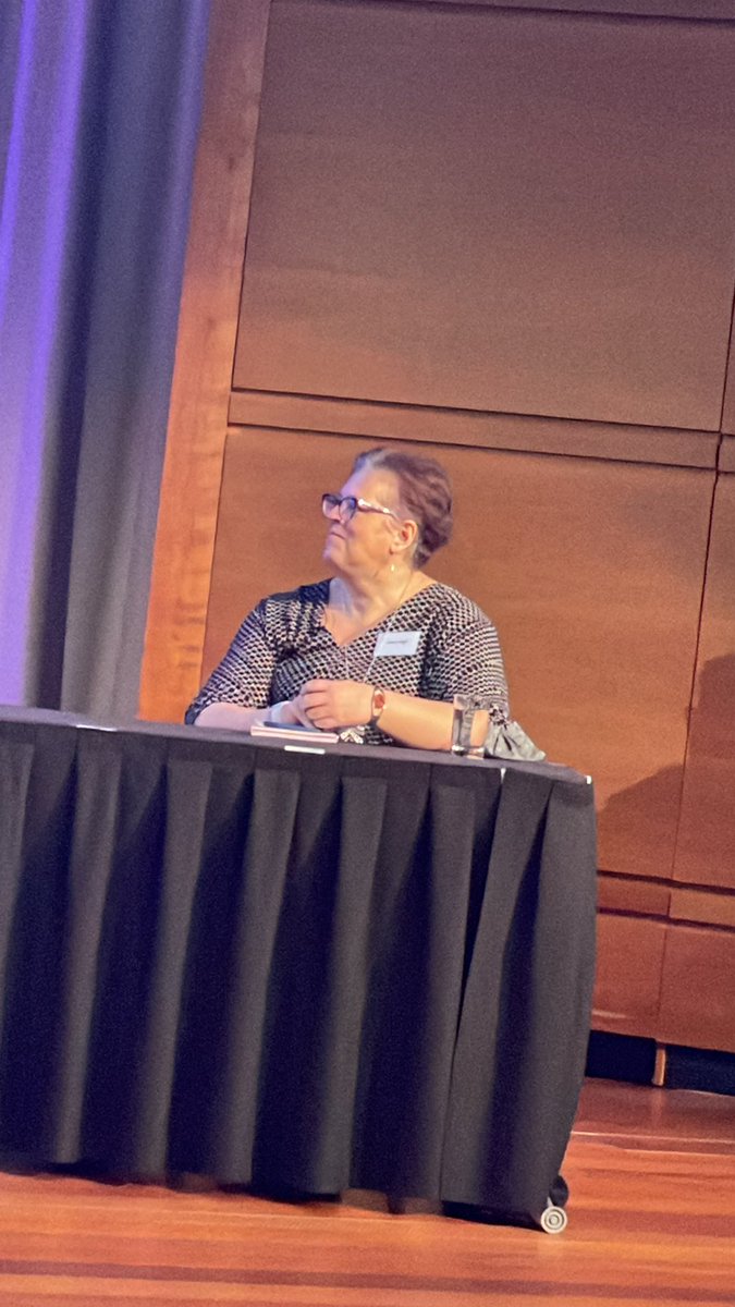 And another brilliant concept from Liberty Bligh: “island hopping” - breaking a big project into smaller “islands” and rewarding yourself/celebrating when your journey on a particular “island” is done. Brilliant, I am adopting it! 
 #WESconference2022 #WomeninBusiness