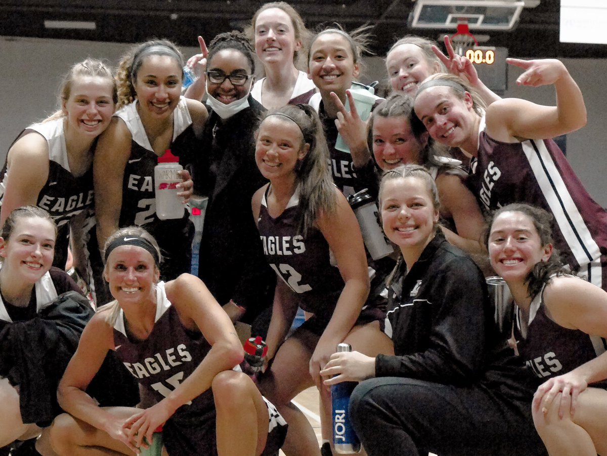 UWLEaglesWBB's tweet photo. Find a group of people who challenge and inspire you, spend a lot of time with them, and it will change your life. #uwleagleswbb #together #poehler 🦅 https://t.co/yx7H3oY3Rc