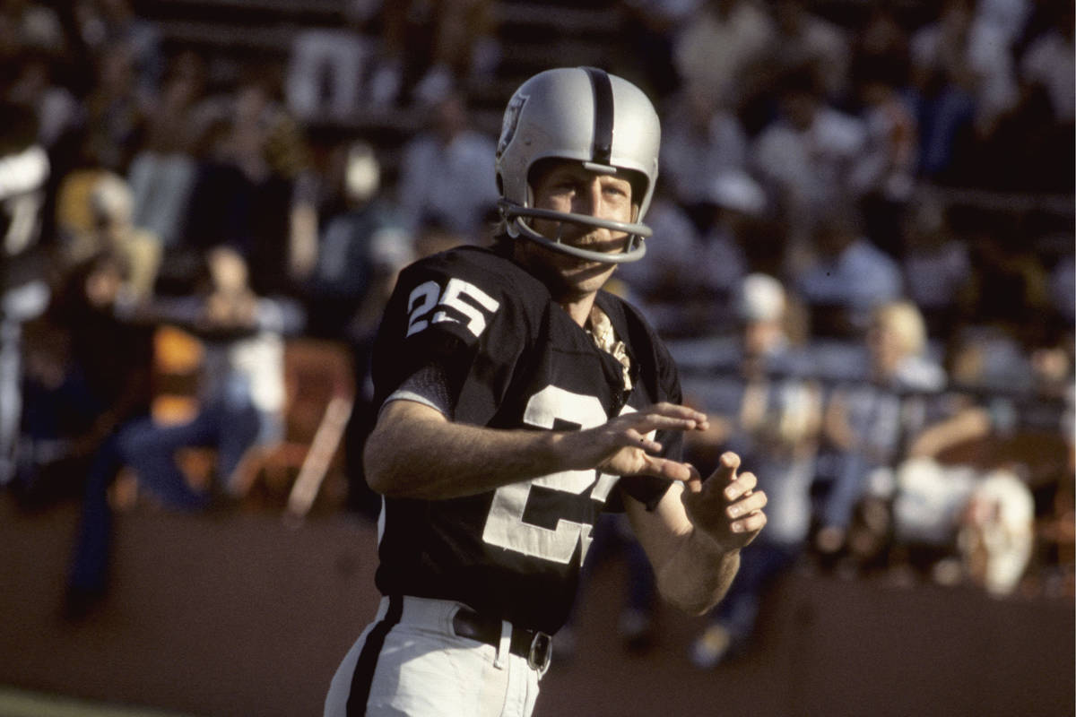 Happy 79th birthday to Hall of Fame WR, Raiders\ legend Fred Biletnikoff.  