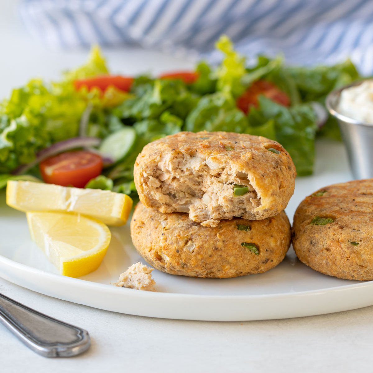 Delicious salmon patties are so simple to prepare in your air fryer using staple pantry ingredients.  An easy dinner in under 20 minutes!  bit.ly/3hb2FoC