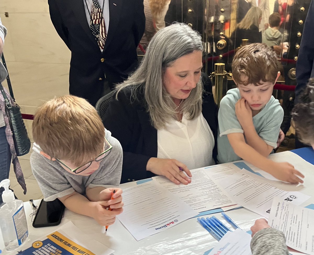 Yesterday was so chaotic & so lovely. 

Honored to represent @EmergeArkansas and cheer on our alums on #FilingDay. 

One of my fave moments was with @JonesForAR’s daughter as she excitedly showed me her Capitol map.

These kids are why we keep going. 💙✨ #arpx