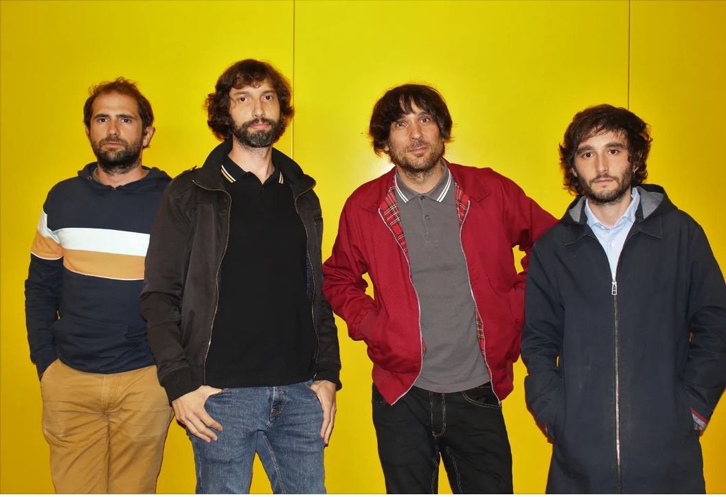 SidneyViaje's tweet photo. Ni dimisión de Casado ni dimisión de Casada. El notición es que estos 4 zanguangos sacan disco este viernes 25 de febrero con @lunardiscos . ESA ES LA NOTICIA!!! https://t.co/jyyFFrlVHT