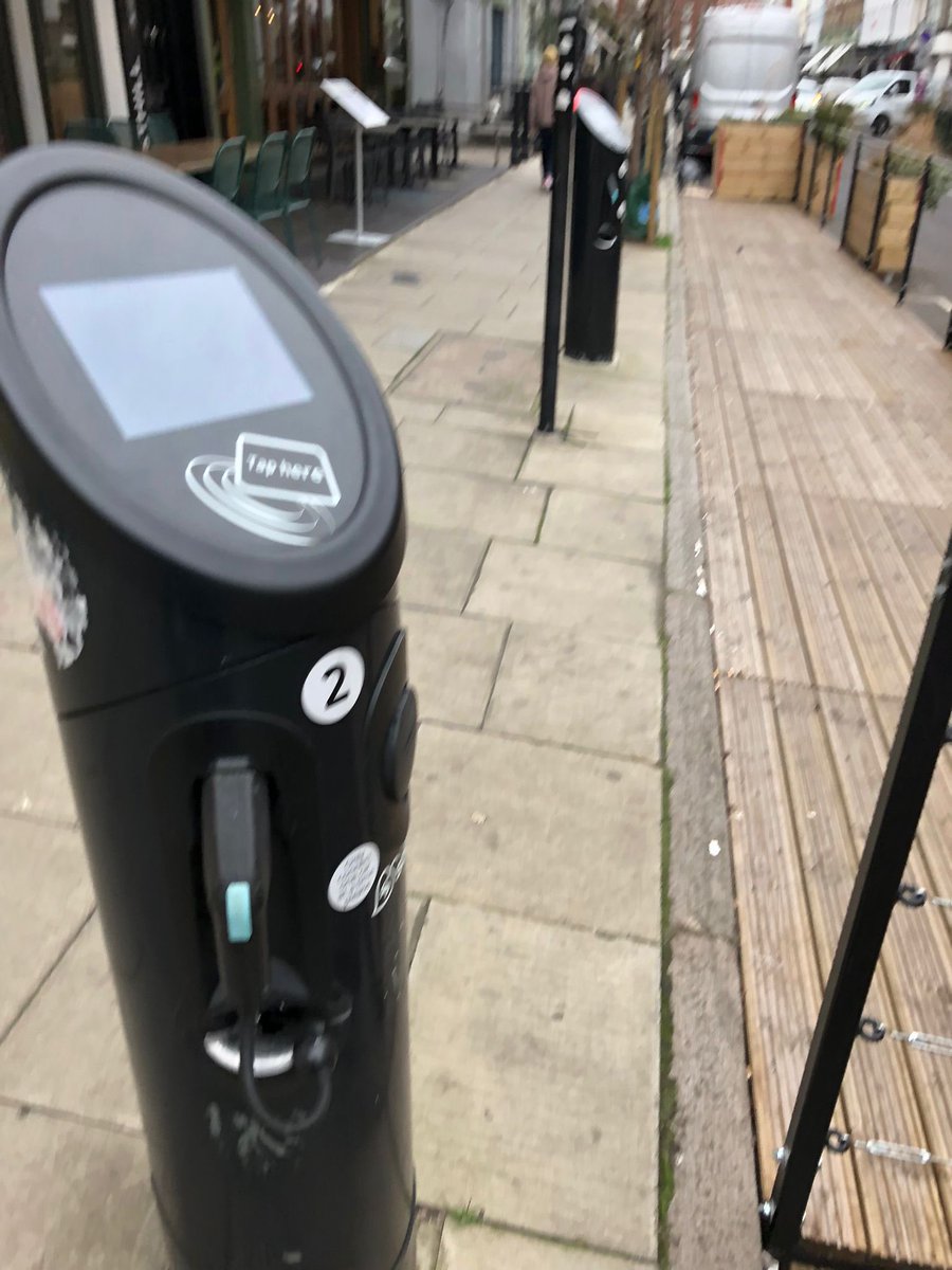 ediz1975's tweet photo. Anyone spot the problem here 🤷‍♂️ more money down the drain by pressure groups ….. @LTDAForum @LondonTrafficW1 @taxi_leaks https://t.co/j2VNnDgaEU