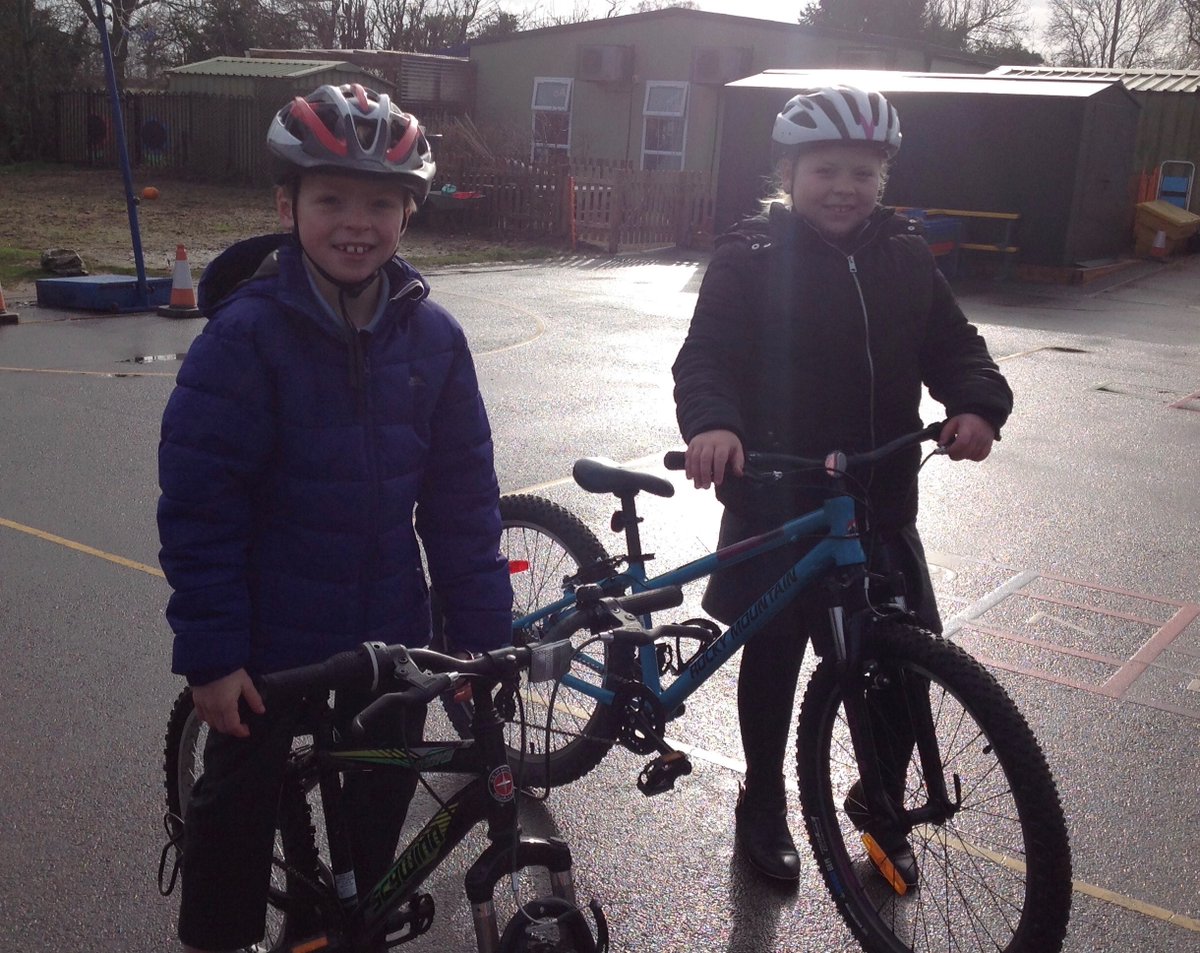 AlburghCE's tweet photo. Year 4 really enjoyed taking part in Level1 cycle training with @BikeabilityUK and we are pleased to say that everyone who took part, passed! #bikeriding #roadsafety #wearahelmet #besafebeseen #cycletraining #saplingsclass https://t.co/72nnWMwffg