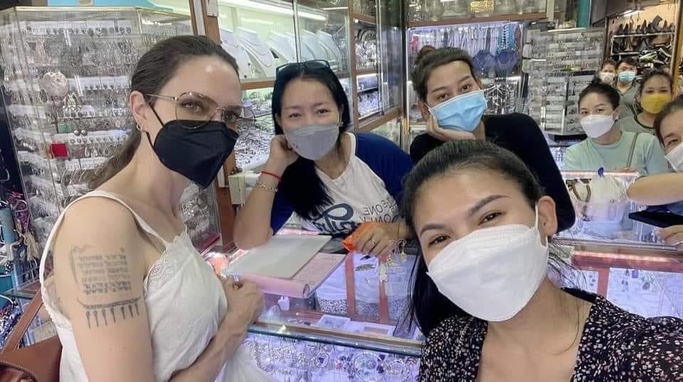 angeltresjolie_'s tweet photo. 🆕 #AngelinaJolie at Russian Market in Phnom Penh, Cambodia.

Post while i laugh. https://t.co/Eg0weWvpPz
