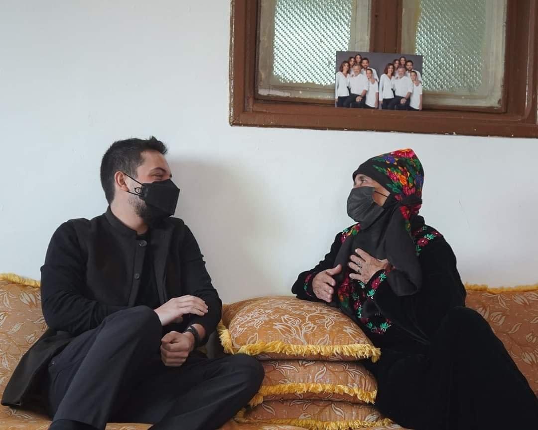 AsmarAlzyoud's tweet photo. اهلاً سمو الأمير الحسين بن عبدالله الثاني حفظكم الله سيدي❤️🇯🇴 
لو علمت الدار بمن قد زارها فرحت واستبشرت ثم باست موضع القدم وأنشدت بلسان الحال قائلة أهلاً وسهلاً بأهل الجود والكرم ❤️❤️

بيتكم عامر جدتي الغالية ❤️

#ولي_العهد_الأمير_الحسين_بن_عبدالله_الثاني 
#بني_حسن #عشيرة_الزيود https://t.co/2yRKyPgzGz
