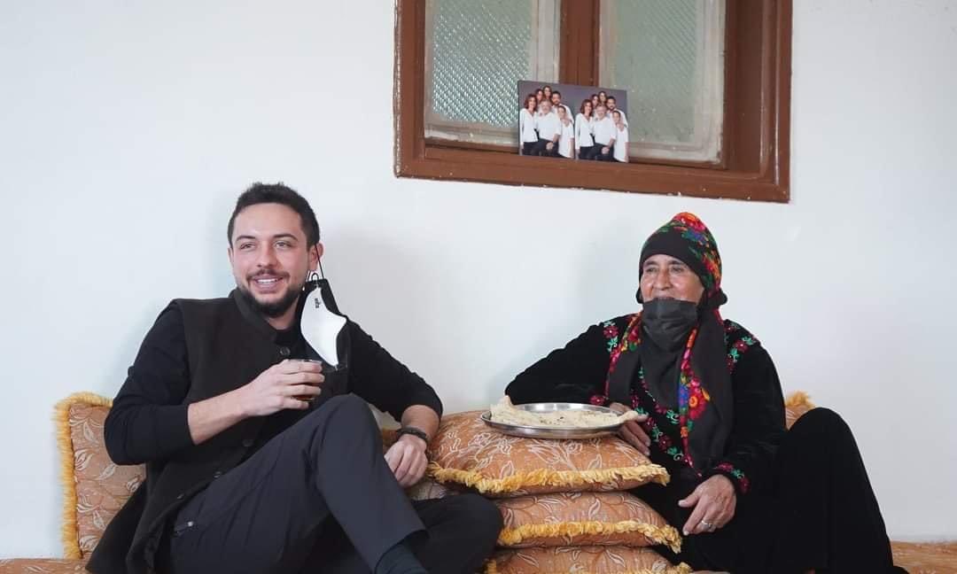 AsmarAlzyoud's tweet photo. اهلاً سمو الأمير الحسين بن عبدالله الثاني حفظكم الله سيدي❤️🇯🇴 
لو علمت الدار بمن قد زارها فرحت واستبشرت ثم باست موضع القدم وأنشدت بلسان الحال قائلة أهلاً وسهلاً بأهل الجود والكرم ❤️❤️

بيتكم عامر جدتي الغالية ❤️

#ولي_العهد_الأمير_الحسين_بن_عبدالله_الثاني 
#بني_حسن #عشيرة_الزيود https://t.co/2yRKyPgzGz